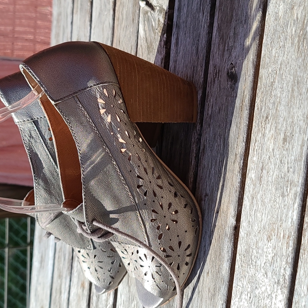 Lucky Brand pewter leather peep toe sandals with laser flower cut outs
